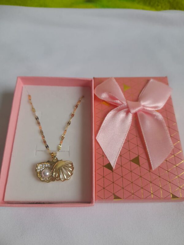 Collar de Concha con Perla y Cristales