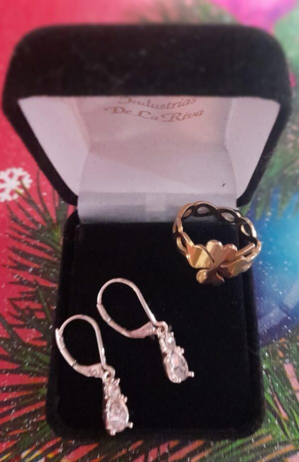 Set de Joyería: Anillo Trébol y Aretes